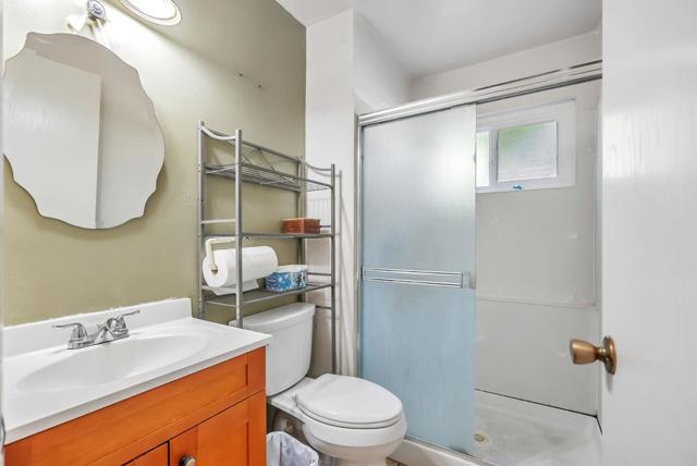 33 Woodcliff Court, Oakland CA: https://media.crmls.org/mediaz/5c63f640-d67f-4126-93d3-3e184c3e49cb.jpg