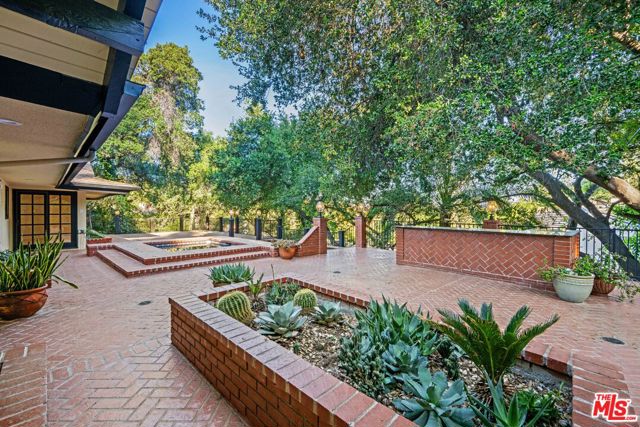 17449 Sumiya Drive, Encino CA: https://media.crmls.org/mediaz/5c64f6c8-e310-43b9-83ca-6d3051d7a60c.jpg