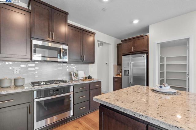 5700 Greige Cir, Dublin CA: https://media.crmls.org/mediaz/5c650723-6031-4075-9406-a733f1b9c476.jpg