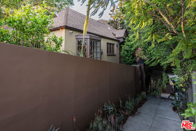 263 Lamont Drive, Los Angeles CA: https://media.crmls.org/mediaz/5c650b4f-ebf9-4568-956d-d17cfae369d1.jpg