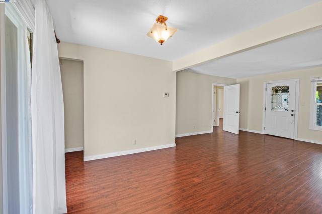 22013 Queen St, Castro Valley CA: https://media.crmls.org/mediaz/5c6548c3-5441-4b06-8979-8d23b7691900.jpg