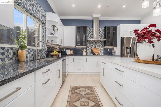 130 Arbor View Ln, Lafayette CA: https://media.crmls.org/mediaz/5c654f61-4e50-46e7-99ed-f4c985c26f43.jpg