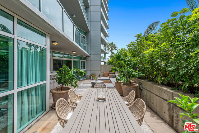13600 Marina Pointe Drive, Marina del Rey CA: https://media.crmls.org/mediaz/5c65693d-c568-4fed-88c0-ae5e3b32d9ae.jpg