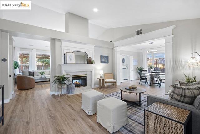 1030 Orchid Dr, Brentwood CA: https://media.crmls.org/mediaz/5c67659d-3941-4d7c-85ec-2d2c35340f5a.jpg