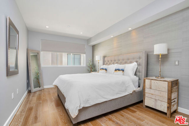 441 S Barrington Avenue, Los Angeles CA: https://media.crmls.org/mediaz/5c685c7a-17a2-423e-b7f8-f744585b54d0.jpg