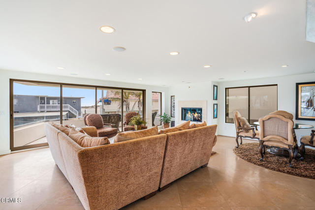 3300 Ocean Drive, Oxnard CA: https://media.crmls.org/mediaz/5c68a12a-6dae-4ae4-bb1e-2a6eb274d4fc.jpg