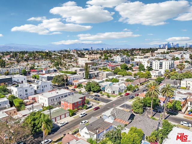 4438 W 28th Street, Los Angeles CA: https://media.crmls.org/mediaz/5c69c317-3710-4a04-8df6-2212d746638e.jpg