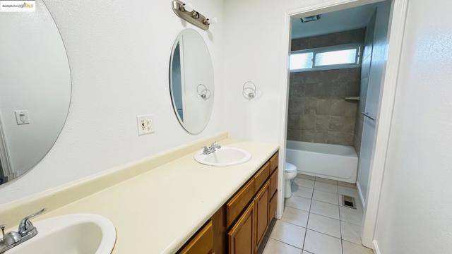 3593 Morningside Dr, Richmond CA: https://media.crmls.org/mediaz/5c6aa989-a0db-4d6b-9e69-6d70e0d4c32f.jpg