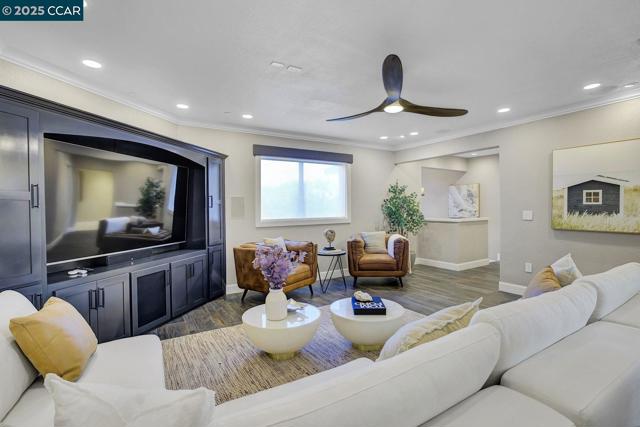 24 Crest Ct, Alamo CA: https://media.crmls.org/mediaz/5c6b15bb-f608-41e4-ab1f-92fd624f7bb9.jpg
