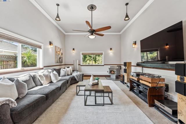 4613 Mirador Dr, Pleasanton CA: https://media.crmls.org/mediaz/5c6be8d0-699e-4fb9-8e00-55c547a99687.jpg