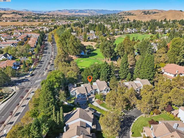 108 Kingswood Cir, Danville CA: https://media.crmls.org/mediaz/5c6cf554-03b9-4451-a2a7-af6001b68b84.jpg