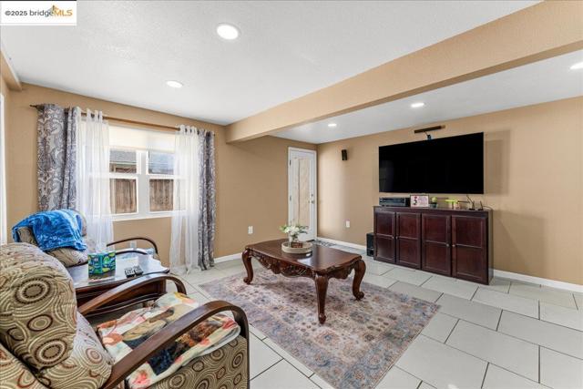 18943 Crest Ave, Castro Valley CA: https://media.crmls.org/mediaz/5c6d2e15-c645-4f16-91e6-933e33884bdf.jpg