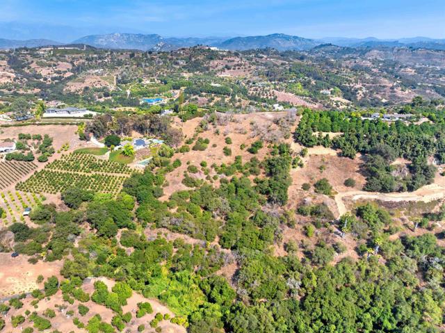 3240 Via Del Cielo, Fallbrook CA: https://media.crmls.org/mediaz/5c6d634c-471d-4528-9646-e293f19cf37c.jpg