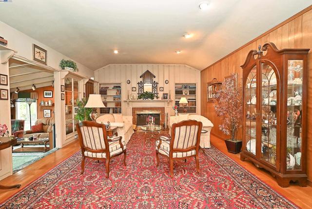 1380 E Juana Ave, San Leandro CA: https://media.crmls.org/mediaz/5c6d6b6d-aa09-46a9-93ed-993d324efd00.jpg