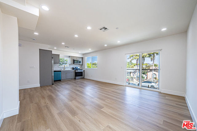 2055 S Garth Avenue, Los Angeles CA: https://media.crmls.org/mediaz/5c6dc8de-0255-493b-806b-28b58ef70083.jpg