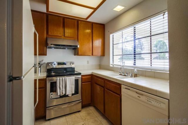 4175 Porte de Merano, San Diego CA: https://media.crmls.org/mediaz/5c6decf4-a43c-4aa1-aef6-d9bbc08e3fb7.jpg
