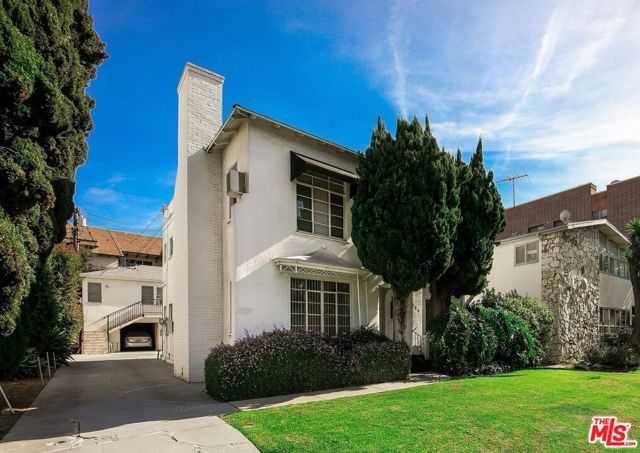224 S Gale Drive, Beverly Hills CA: https://media.crmls.org/mediaz/5c6e1257-eeb1-4311-b7e3-b6ee17f3f3ec.jpg