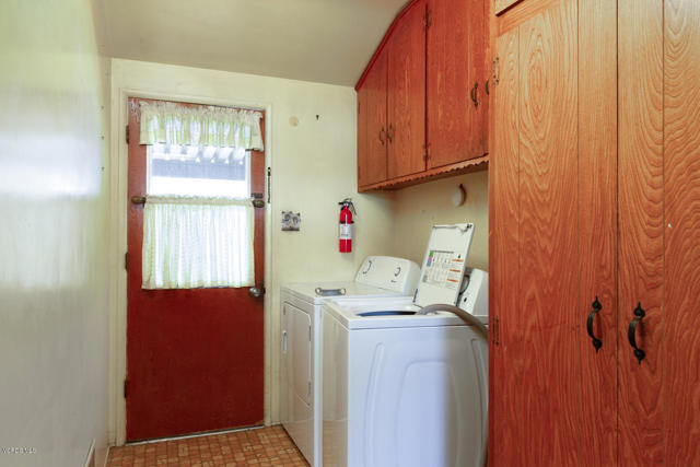 60 Natalie Way, Camarillo CA: https://media.crmls.org/mediaz/5c6e2601-edaf-42d8-8dd4-29946ed5715a.jpg