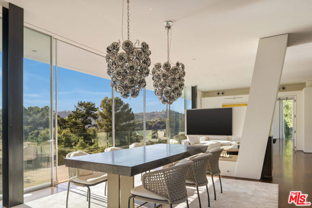 9727 Oak Pass Road, Beverly Hills CA: https://media.crmls.org/mediaz/5c6eb191-b5df-4e15-8a5f-464e7924ca4a.jpg