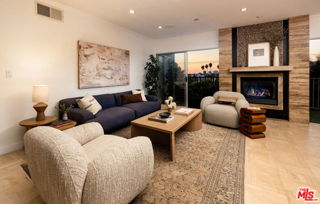 949 N Kings Road, West Hollywood CA: https://media.crmls.org/mediaz/5c6ebfe4-c03e-4dc9-a0ca-1a70f33d56d4.jpg