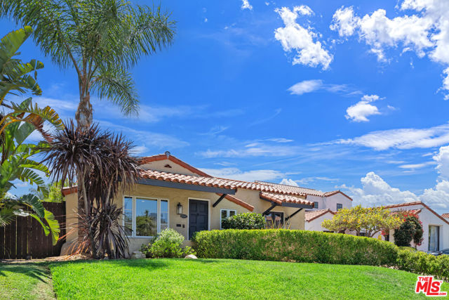 2347 Parnell Avenue, Los Angeles CA: https://media.crmls.org/mediaz/5c6ef3ca-84d2-4387-8531-a1a440f4cee1.jpg