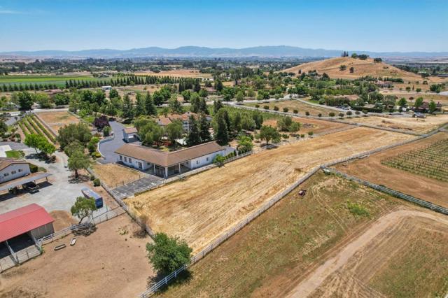 1150 Stony Brook Drive, Hollister CA: https://media.crmls.org/mediaz/5c6f82f6-c82d-4ff3-a4c4-88ed4a15028c.jpg