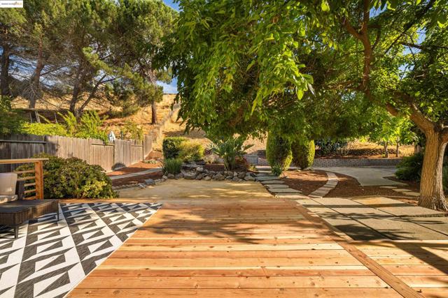 160 Manzanita Pl, Hercules CA: https://media.crmls.org/mediaz/5c6f8b5e-bb7f-40df-b1c4-fc4bbce61736.jpg