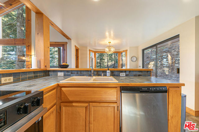11504 Skislope Way, Truckee CA: https://media.crmls.org/mediaz/5c71154d-eea2-4087-8ca5-ebf44ec2f1eb.jpg