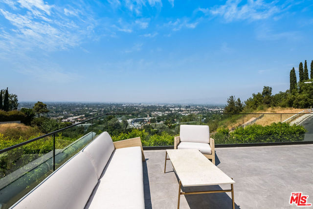 11258 Laurie Drive, Studio City CA: https://media.crmls.org/mediaz/5c714f94-c824-41e6-900c-4de2e63e6315.jpg