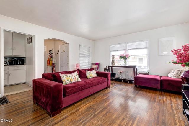 426 W Arbor Vitae Street, Inglewood CA: https://media.crmls.org/mediaz/5c715dc6-ba08-4fc7-a7de-a61318e308fe.jpg