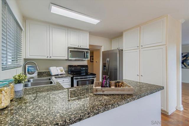 17147 W W Bernardo Dr, San Diego CA: https://media.crmls.org/mediaz/5c719635-b3cf-4def-a3da-65b698867e40.jpg
