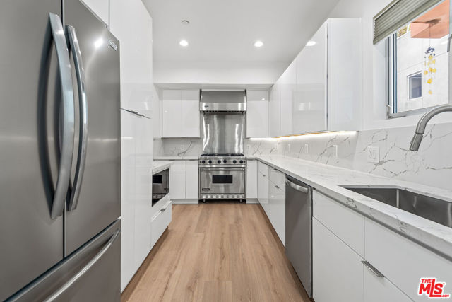 900 N West Knoll Drive, West Hollywood CA: https://media.crmls.org/mediaz/5c71a527-16f4-44d5-9fa9-0b529cf3bcd1.jpg