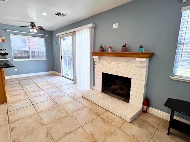 85 Phillips Ct, Tracy CA: https://media.crmls.org/mediaz/5c7274e3-f922-4b6f-9ac4-4f75ec9c6fc5.jpg