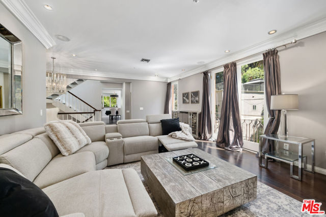 10023 Westwanda Drive, Beverly Hills CA: https://media.crmls.org/mediaz/5c73308e-a804-4b5a-bebe-1563db741321.jpg