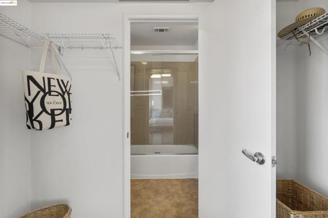 1364 Powell St, Emeryville CA: https://media.crmls.org/mediaz/5c745a91-238f-44be-a1ce-9d4192b2849a.jpg