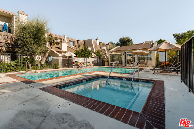 18348 Collins Street, Tarzana CA: https://media.crmls.org/mediaz/5c7463bd-6162-4129-956c-5324fe4e1b95.jpg