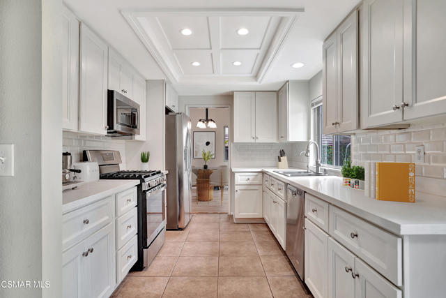 48 Herringbone Court, Newbury Park CA: https://media.crmls.org/mediaz/5c7594a2-4f4f-43bc-aabf-14b7047d5dcd.jpg