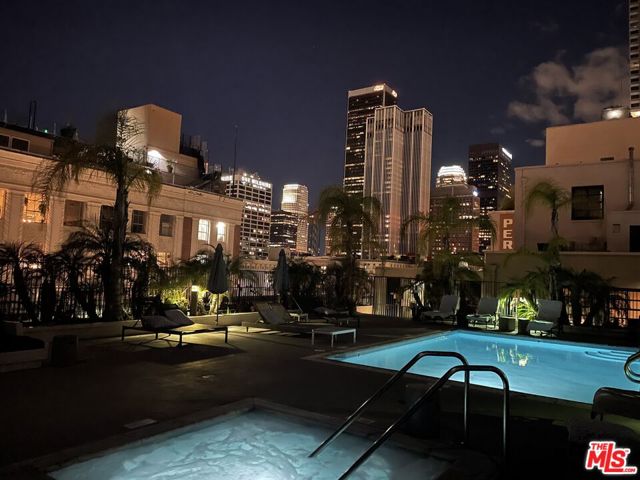 315 W 5th Street, Los Angeles CA: https://media.crmls.org/mediaz/5c75f44c-3274-4414-8299-1d43f555f671.jpg