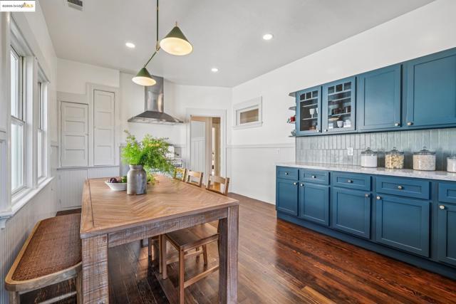 478 43rd St, Oakland CA: https://media.crmls.org/mediaz/5c766c80-3f32-431f-beaf-5d3ec41549f0.jpg