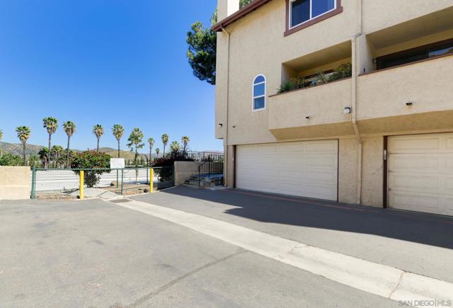 10790 Riderwood Ter, Santee CA: https://media.crmls.org/mediaz/5c76c8eb-081f-4f64-9a80-7c9faa0a217c.jpg