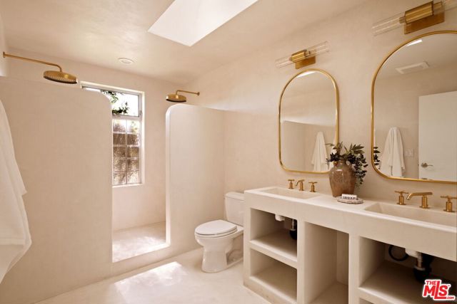 7401 Studio Road, Canoga Park CA: https://media.crmls.org/mediaz/5c76e71e-c62e-4fd5-8f8c-a1927d51aa81.jpg