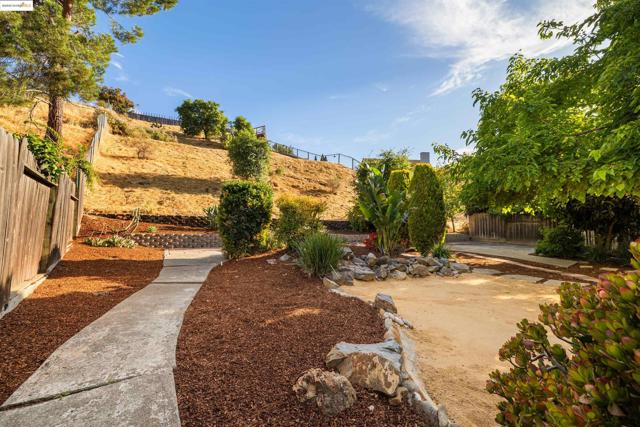 160 Manzanita Pl, Hercules CA: https://media.crmls.org/mediaz/5c770922-4896-4e50-a267-f9c4732536bf.jpg