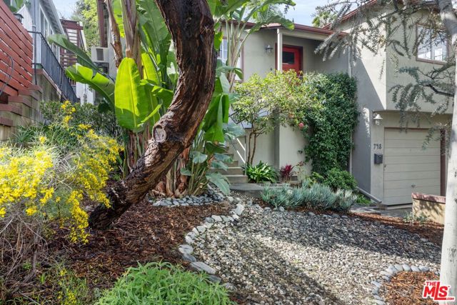 748 S Avenue 60, Los Angeles CA: https://media.crmls.org/mediaz/5c772413-62df-404a-9d28-9f589d334dd0.jpg