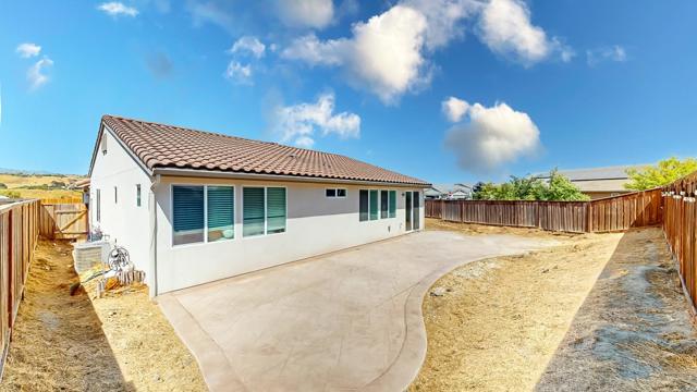 677 Sacramento Way, Hollister CA: https://media.crmls.org/mediaz/5c7756a8-e018-41a6-b6b8-19afad5c0393.jpg