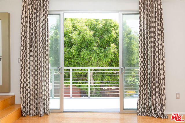 3907 De Longpre Avenue, Los Angeles CA: https://media.crmls.org/mediaz/5c776d15-34db-420f-8b02-601f44a55240.jpg