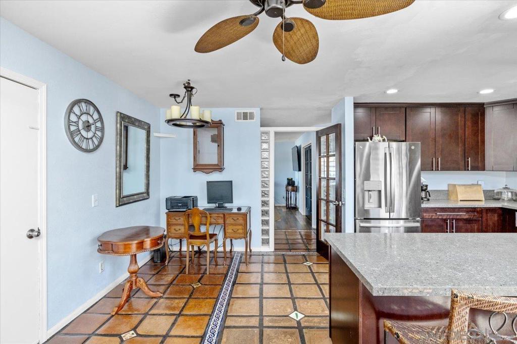 https://media.crmls.org/mediaz/5c78199a-1756-4b14-968c-b182a54cb036.jpg?preset=X-Large