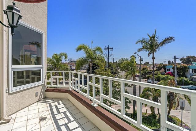1099 1st St, Coronado CA: https://media.crmls.org/mediaz/5c783bab-d9df-451f-a7a7-bcf05a1449bb.jpg