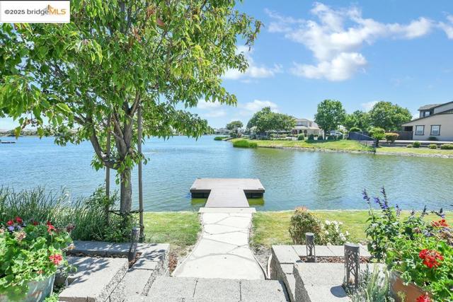 133 Clear Lake Ct, Oakley CA: https://media.crmls.org/mediaz/5c783eb2-63a7-4090-bff9-f1c801369043.jpg