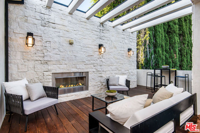 4544 Woodley Avenue, Encino CA: https://media.crmls.org/mediaz/5c792cf8-91b6-4b93-a83e-ef9b01a8c88d.jpg