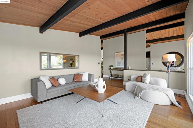 4329 Lawrence Dr, Castro Valley CA: https://media.crmls.org/mediaz/5c793f44-5f73-4452-a1b4-a81c34588303.jpg